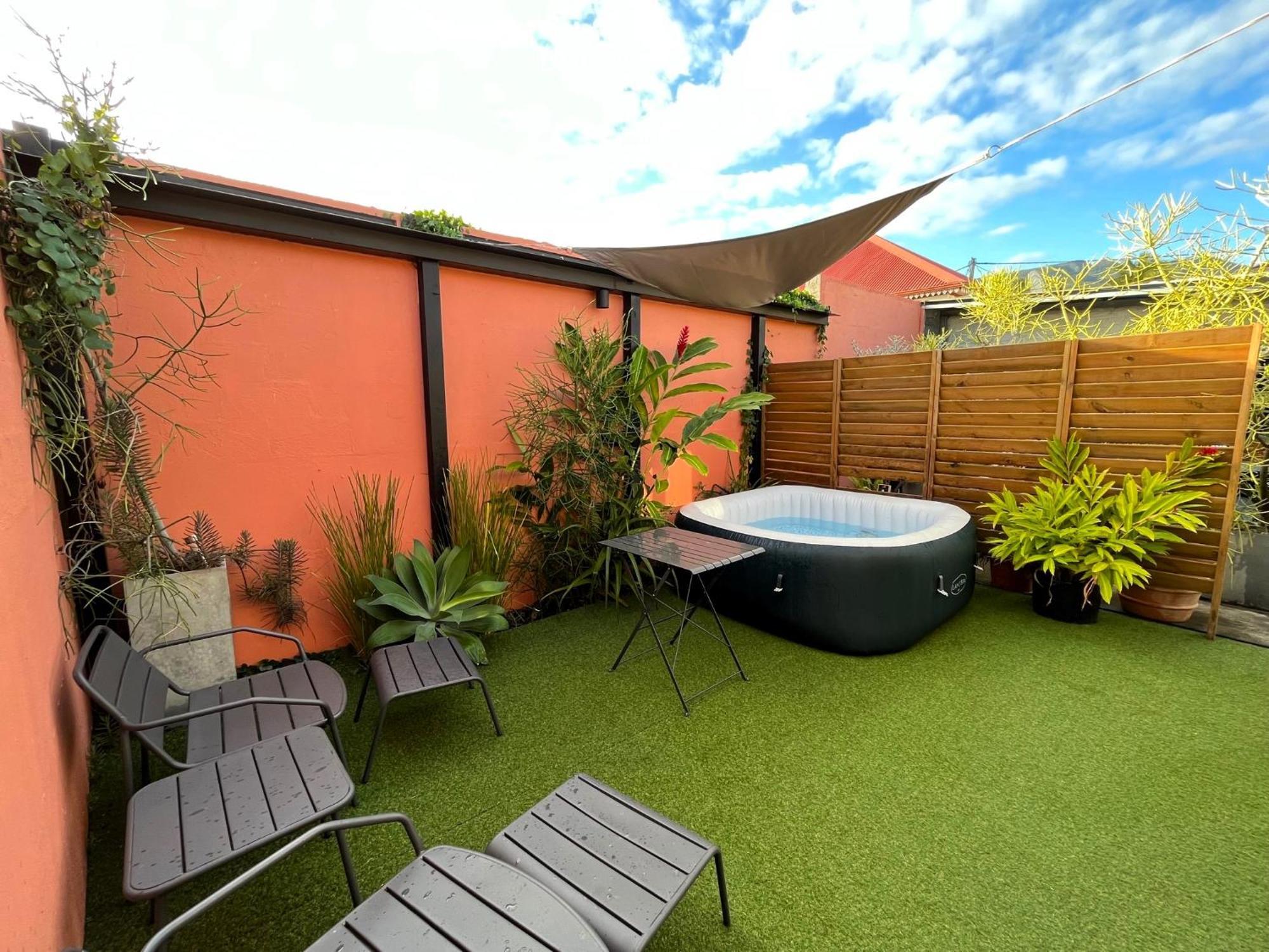 Charmant bungalow climatisé avec jacuzzi Sainte-Clotilde Extérieur photo